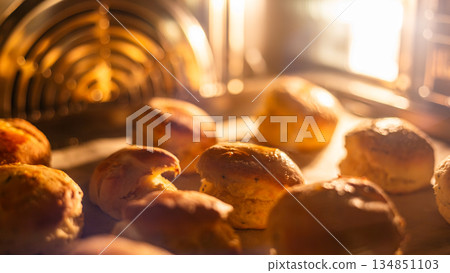 在高溫烤箱中完美烘烤的金黃色司康 134851103