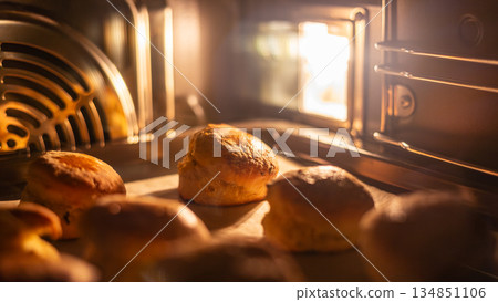 在高溫烤箱中完美烘烤的金黃色司康 在高溫烤箱中完美烘烤的金黃色司康 134851106