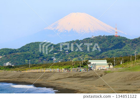 The sacred mountain "Fugaku" seen from Hiratsuka Fishing Port... [Mount Fuji] 134851122