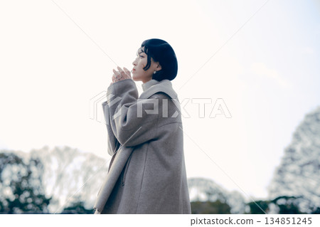 一位三十多歲的女性在戶外喝咖啡的生活方式肖像 一位三十多歲的女性在戶外喝咖啡的生活方式肖像 134851245