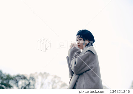 一位三十多歲的女性在戶外喝咖啡的生活方式肖像 一位三十多歲的女性在戶外喝咖啡的生活方式肖像 134851246