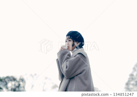 一位三十多歲的女性在戶外喝咖啡的生活方式肖像 一位三十多歲的女性在戶外喝咖啡的生活方式肖像 134851247
