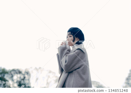 一位三十多歲的女性在戶外喝咖啡的生活方式肖像 一位三十多歲的女性在戶外喝咖啡的生活方式肖像 134851248
