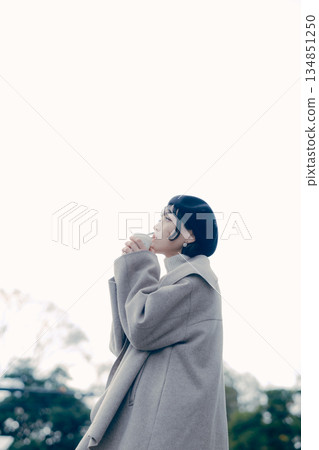 一位三十多歲的女性在戶外喝咖啡的生活方式肖像 一位三十多歲的女性在戶外喝咖啡的生活方式肖像 134851250