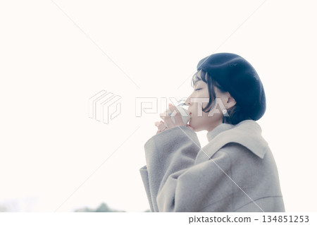 一位三十多歲的女性在戶外喝咖啡的生活方式肖像 134851253