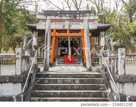 稻荷神社大門敞開 134851280