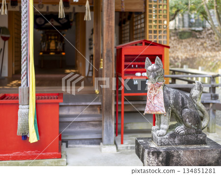 稻荷神社大門敞開 134851281