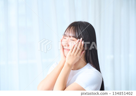 一名年輕女子正在做皮膚護理 134851402