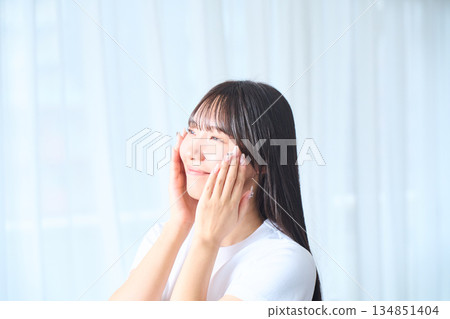 一名年輕女子正在做皮膚護理 134851404