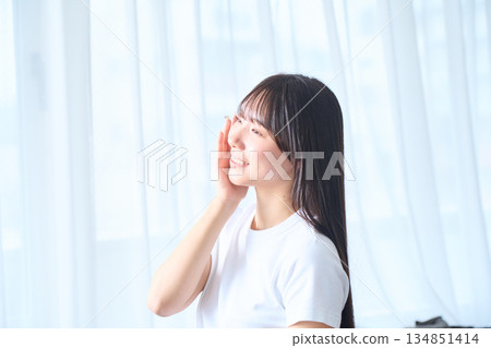 一名年輕女子正在做皮膚護理 134851414