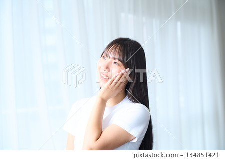 一名年輕女子正在做皮膚護理 134851421