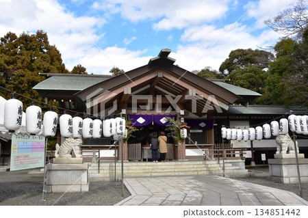 New Year's scenery at Kotaijingu (Karasumori Shrine) in Fujisawa City, Kanagawa Prefecture. The shrine building and worshippers. New Year's scenery at Kotaijingu (Karasumori Shrine) in Fujisawa City, Kanagawa Prefecture. The shrine building and worshippers. 134851442