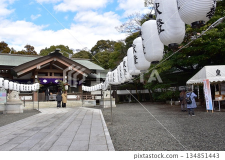 New Year's scenery at Kotaijingu (Karasumori Shrine) in Fujisawa City, Kanagawa Prefecture. The shrine building and worshippers. New Year's scenery at Kotaijingu (Karasumori Shrine) in Fujisawa City, Kanagawa Prefecture. The shrine building and worshippers. 134851443