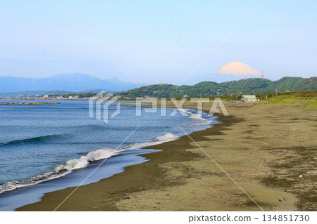 從平塚漁港眺望神聖的富嶽山…[富士山] 134851730