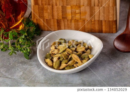 Green dry cardamom heap spices aroma 134852029