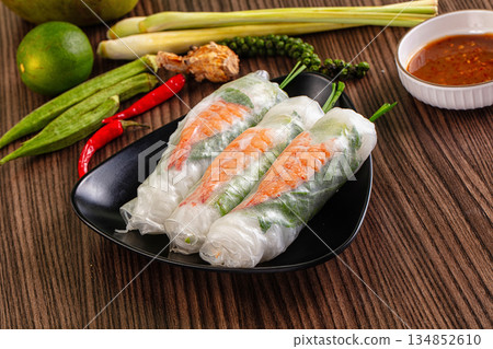 Vietnamese spring roll with prawn 134852610