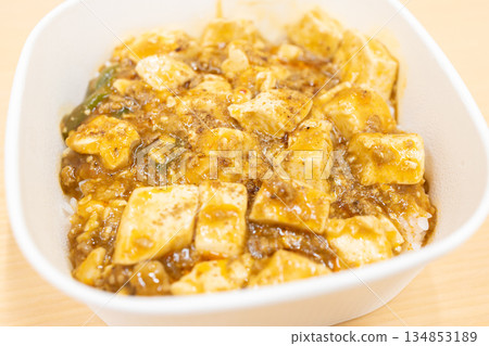 便利商店便當裡的美味麻婆豆腐飯 便利商店便當裡的美味麻婆豆腐飯 134853189