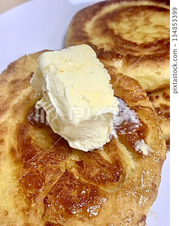 Golden, crispy Hotteok, a popular Korean street snack filled with gooey, sweet syrup, brown sugar, and nuts. Perfectly warm and satisfying with each chewy bite. 134853399