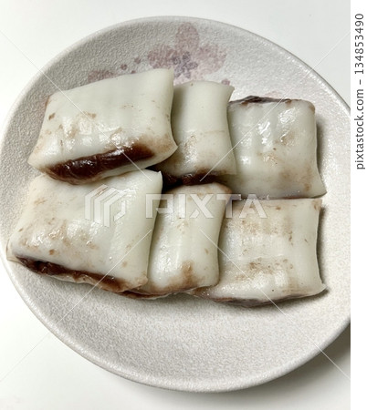 Soft and chewy kkultteok, Korean rice cakes filled with sweet honey, offering a delightful texture and a natural sweetness. A traditional treat perfect for snacks or special occasions. 134853490