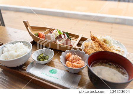 Delicious sashimi set meal 134853604