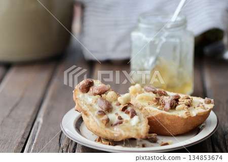 什錦堅果蜂蜜奶油塔和一罐蜂蜜 134853674