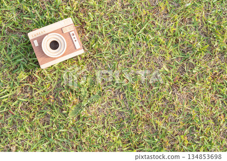 木製相機放置在草地上 木製相機放置在草地上 134853698