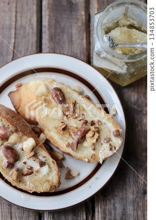 什錦堅果蜂蜜奶油塔和一罐蜂蜜 134853703