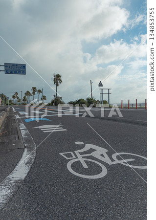 Bicycle signs written on the road 134853755