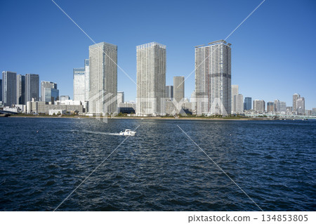 從東京江東區豐洲的豐洲，透過晴海運河看到的冬日藍天和晴海河景。 134853805