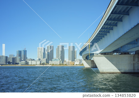 從東京江東區豐洲的豐洲，透過晴海運河看到的冬日藍天和晴海河景。 134853820