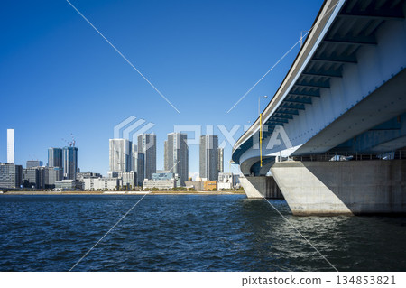 從東京江東區豐洲的豐洲，透過晴海運河看到的冬日藍天和晴海河景。 134853821
