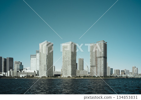 從東京江東區豐洲的豐洲，透過晴海運河看到的冬日藍天和晴海河景。 134853831