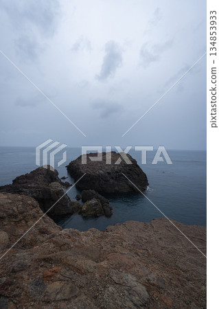 漂浮在海中的岩石 漂浮在海中的岩石 134853933