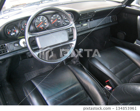 In front of the driver is a traditional five-meter display with excellent visibility. 134853961