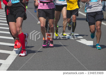 當業餘跑者在馬拉鬆比賽中流暢奔跑時，腳部和跑鞋的動態運動 134853989