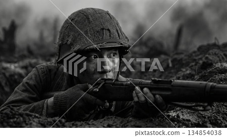 （日本士兵手持步槍站在戰壕裡的特寫鏡頭） 134854038