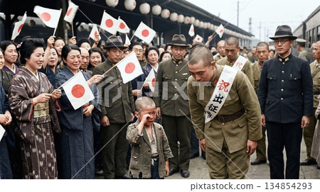 歡送兄弟奔赴戰場的人們面帶笑容地揮舞著日本國旗，而一個男孩卻淚流滿面，兩者形成鮮明對比。 134854293