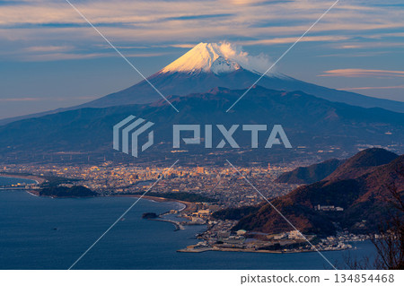 (靜岡縣)從八丹丈山眺望沼津市景和富士山日落。 (靜岡縣)從八丹丈山眺望沼津市景和富士山日落。 134854468