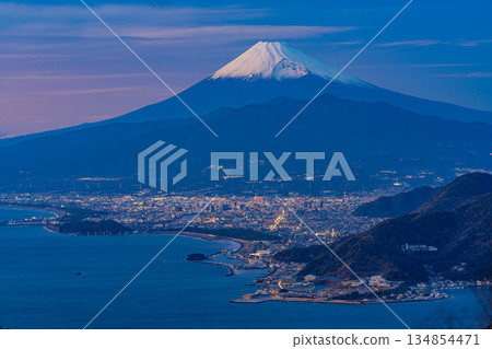 (靜岡縣)從八丹丈山眺望沼津市景和富士山日落。 (靜岡縣)從八丹丈山眺望沼津市景和富士山日落。 134854471