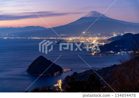 (靜岡縣)從八丹丈山眺望沼津市景和富士山日落。 (靜岡縣)從八丹丈山眺望沼津市景和富士山日落。 134854478