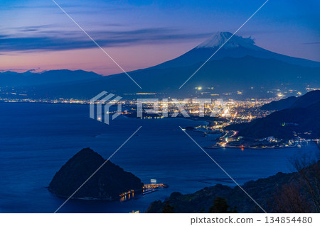 (靜岡縣)從八丹丈山眺望沼津市景和富士山日落。 (靜岡縣)從八丹丈山眺望沼津市景和富士山日落。 134854480