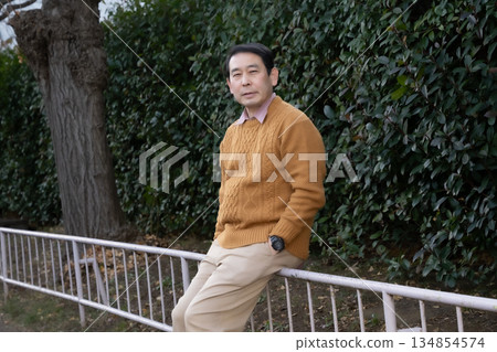中年男子坐著休息 中年男子坐著休息 134854574