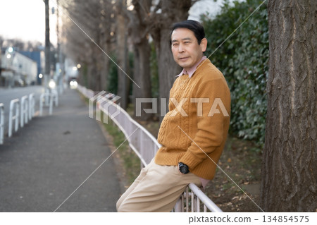 中年男子坐著休息 134854575