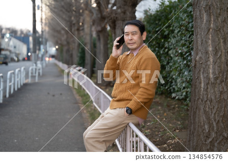 中年男子正在打電話 中年男子正在打電話 134854576