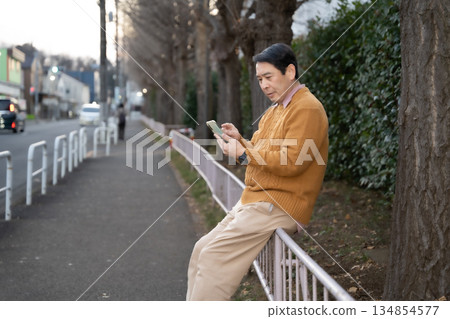 中年男子盯著智慧型手機 134854577
