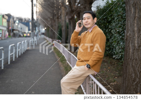 中年男子談智能手機 134854578
