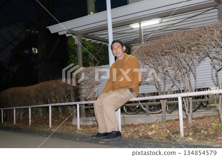 中年男子坐著休息 中年男子坐著休息 134854579