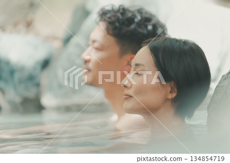 open-air bath, heterosexual couple, hot spring 134854719