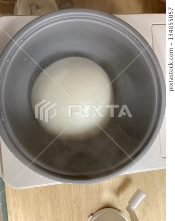 用麻糬搗棒新鮮搗製的圓形年糕,冒著熱氣。 用麻糬搗棒新鮮搗製的圓形年糕,冒著熱氣。 134855057