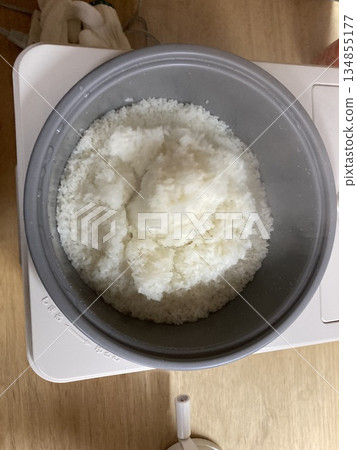 新鮮蒸熟的糯米,用麻糬搗棒搗成顆粒飽滿的麻糬。 新鮮蒸熟的糯米,用麻糬搗棒搗成顆粒飽滿的麻糬。 134855177